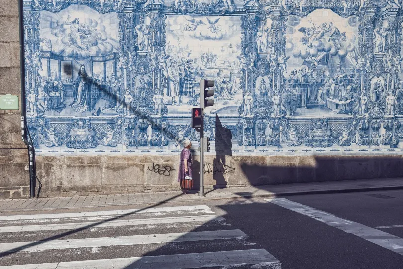 Fußgängerüberweg und im Hintergrund befindet sich das kunstvolle Azulejos, Fliesenmalerei.