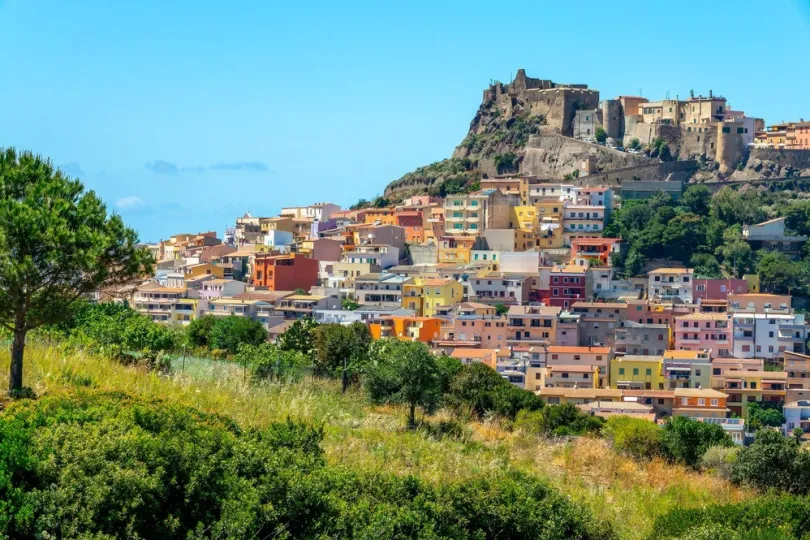 Blick auf das alte, farbenfrohe mittelalterliche Dorf Castelsardo.