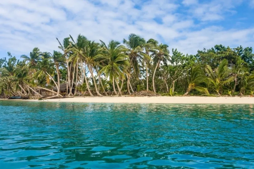 Sainte-Marie Insel mit klarem Wasser und Palmen.