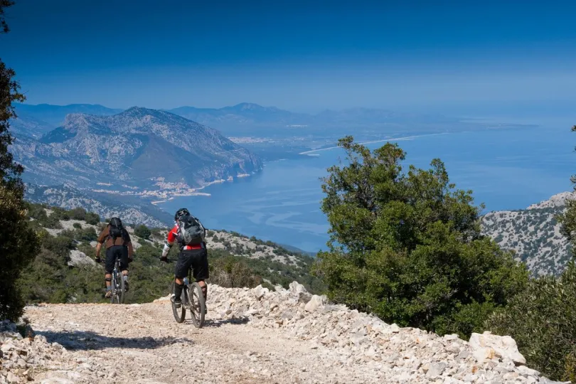 Zwischen Bergen und Meer mit dem Mountainbike.