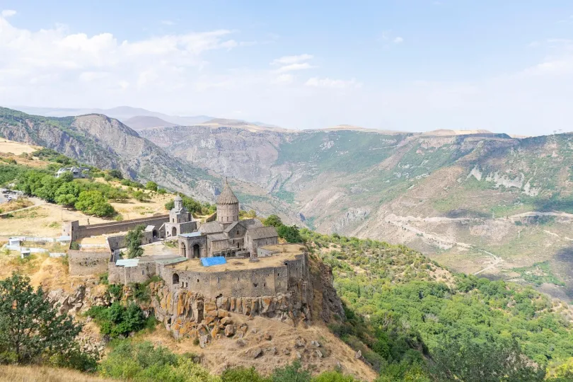Kloster Tatev in Armenien, umgeben mit Berge und Natur.