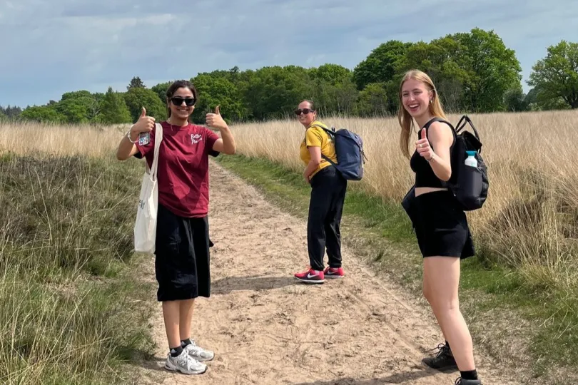 praktikantin Hiba mit zwei andere Kolleginnen