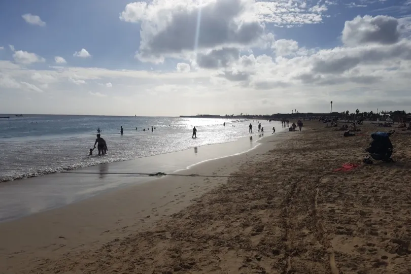 Strand und Sonne scheint.