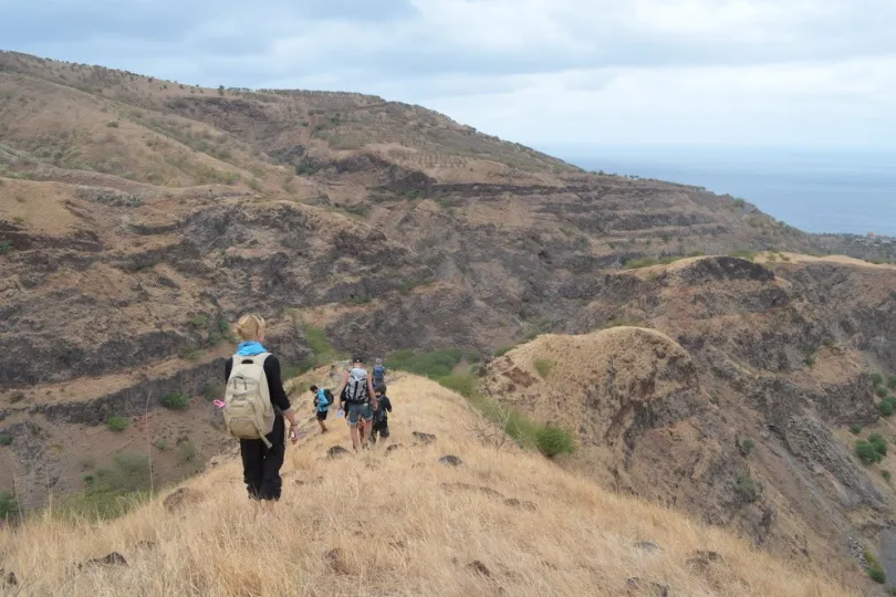 Gruppe von Menschen ist Wandern in Kapverden.