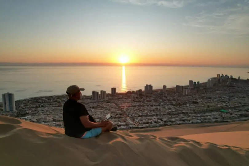 Mann sitzt vor Iquique in Chile.