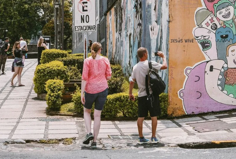 Zwei Touristen in San Jose in Costa Rica.