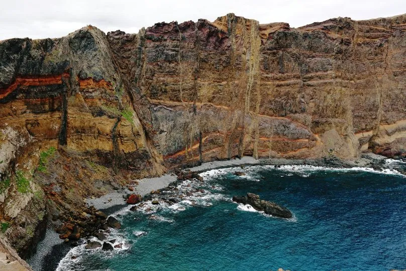 Blick auf die Berge und Felsformationen der Nordküste Madeiras – wild, grün und eindrucksvoll.