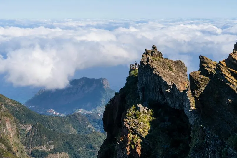 Aussicht vom Aussichtspunkt des Pico Ruivo – weite Panoramen über zerklüftete Berge und Wolkenmeere.