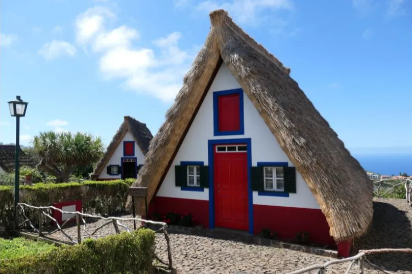 Zwei weiß-rote Quintas – charmante Landhäuser, umgeben von Natur und Ruhe.