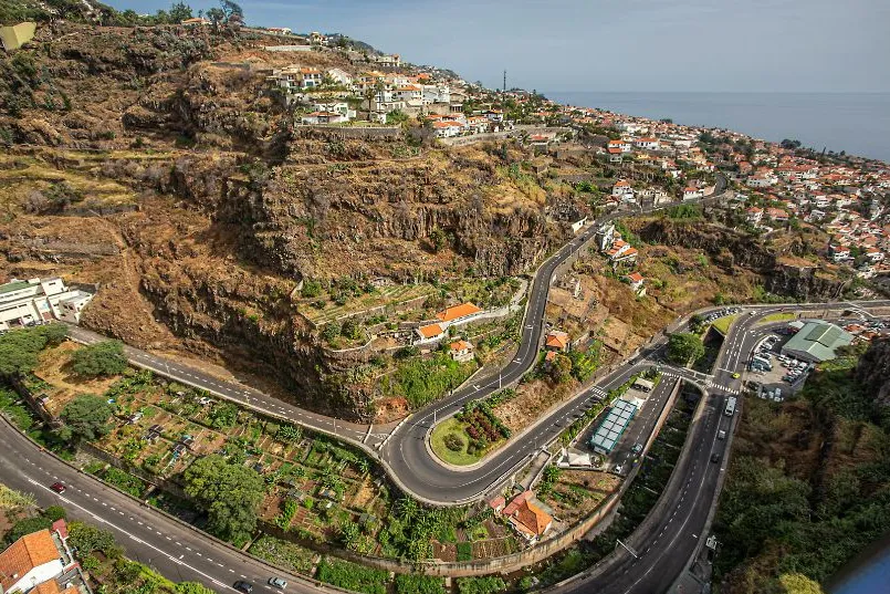 Ein Bild von oben auf einer Straße durch Funchal.