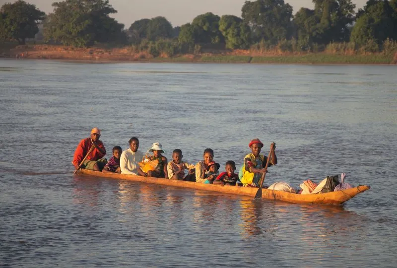 Familie auf dem Ranema Fluss, Madagaskar.