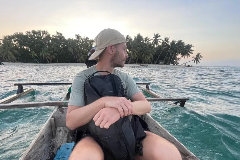 Reisexpert Luc in een kano in Madagaskar.