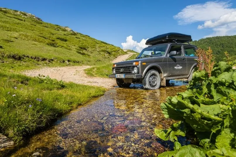 Ein schwarzes Auto am Ende eines Weges.