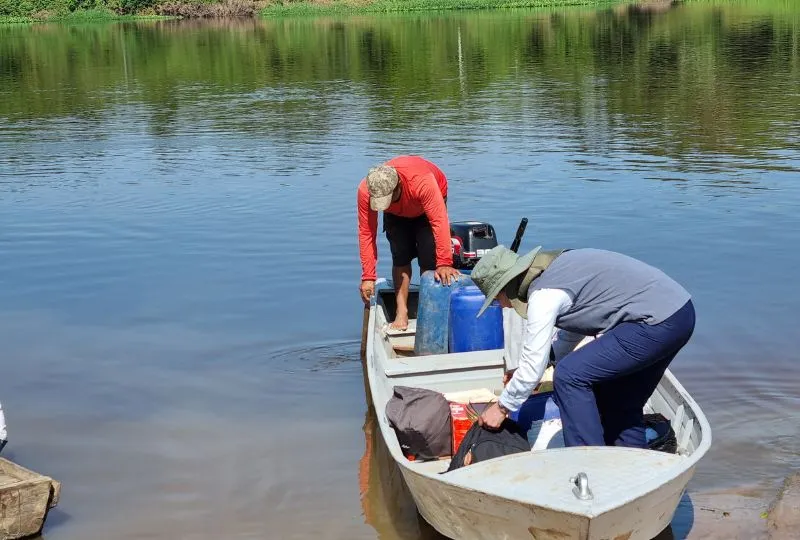 Mit dem Kanu den Amazonas entlang in Ecuador.