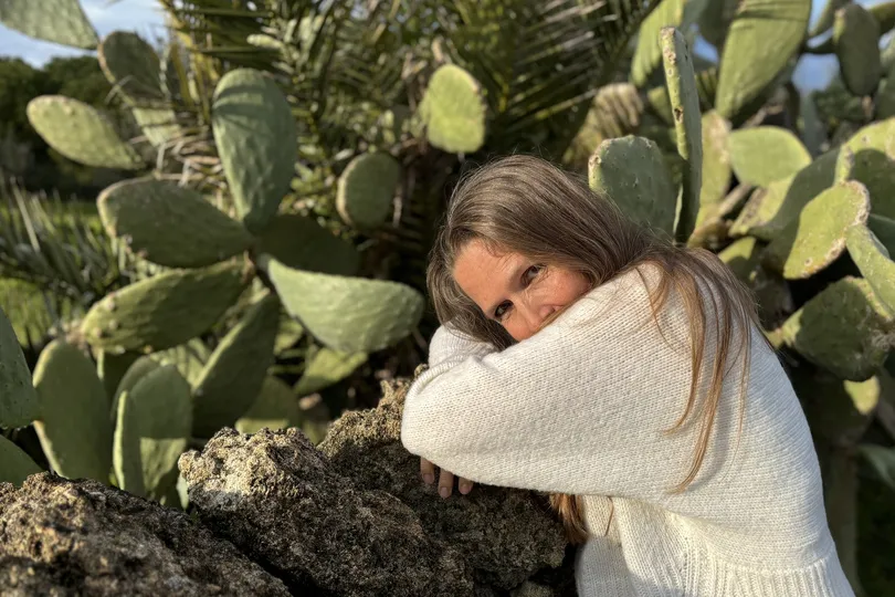 Livia vor einer Kaktuspflanze.