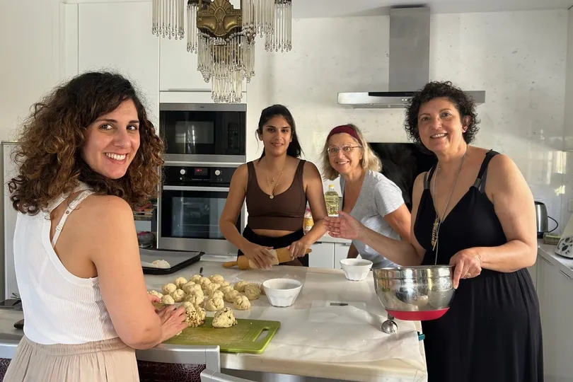 4 Frauen beim Kochen in der Küche.