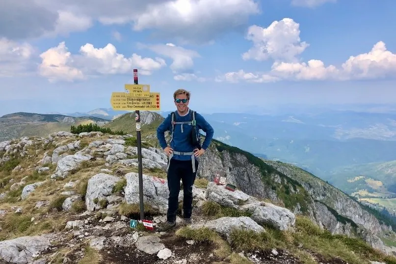 Der Reiseexperte für Montenegro auf einem Berg.