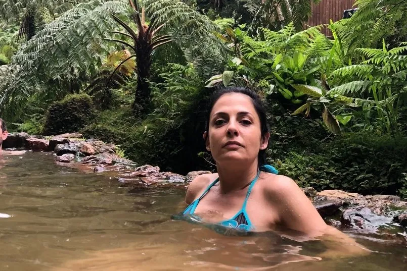 Eine Frau, die in der Natur badet.