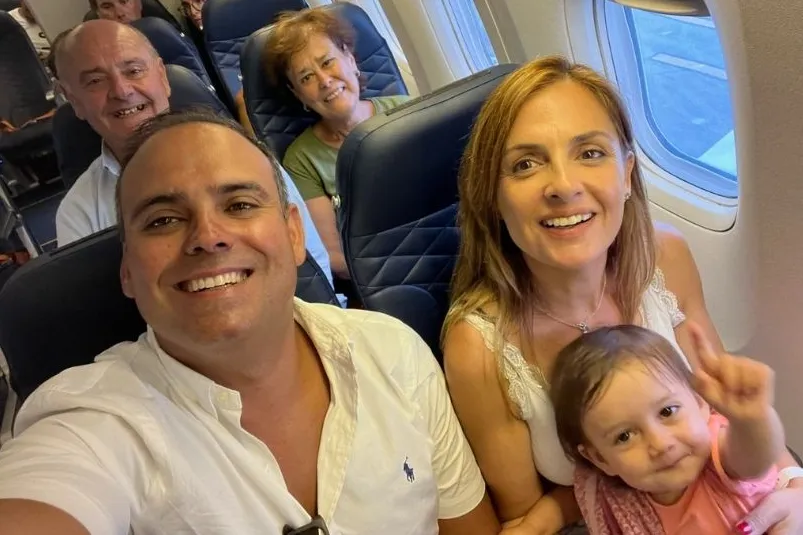 Eine Familie im Flugzeug lächelt