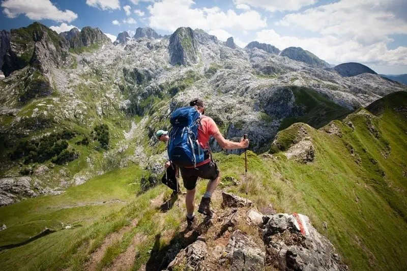 Eine Person, die vom Berg hinabsteigt.