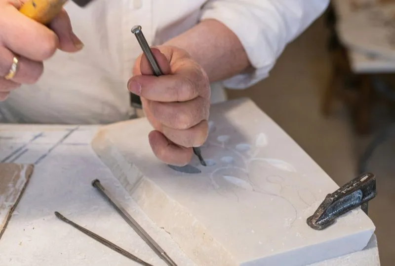 Bildhauen in Pučišća auf Brač.