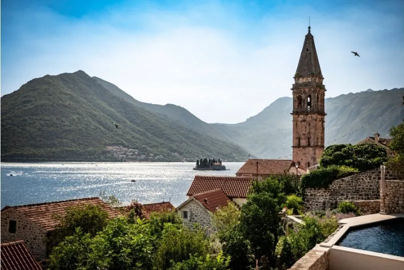 Ein kirche auf die bucht von kotor.