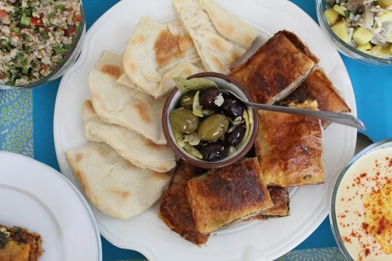 Een hartige gevulde pastei van flinterdun filodeeg met gekruid vlees, kaas, spinazie en aardappel.