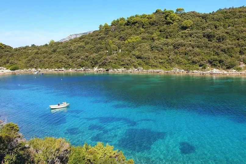 Eine traumhafte Bucht mit kristallklarem, türkisblauem Wasser vor der Küste der Insel Korčula in Kroatien.
