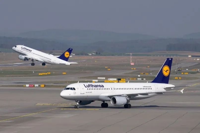 2 Lufthansa-Flugzeuge auf den Landebahnen.