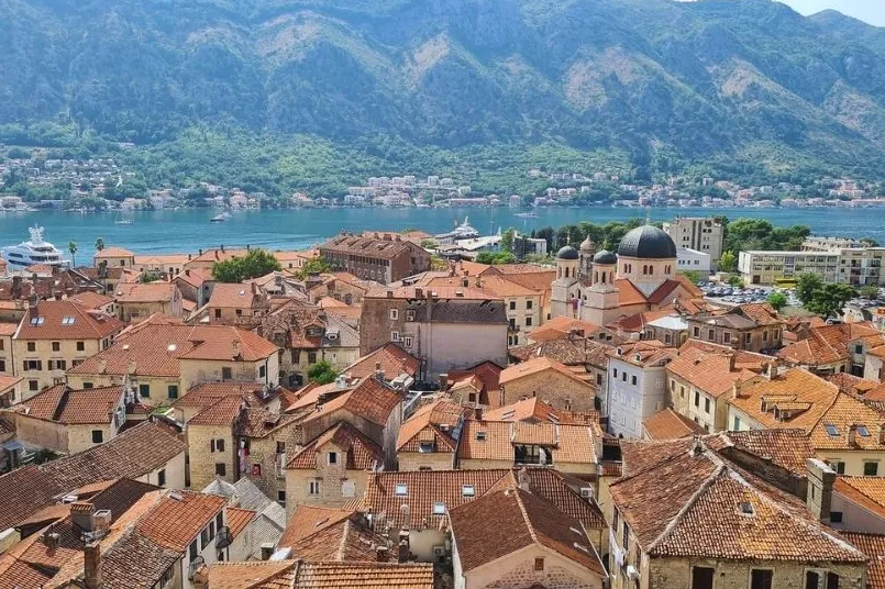 Die charmante Altstadt von Kotor in Montenegro mit Blick auf die beeindruckende Bucht von Kotor und die umliegenden Berge.