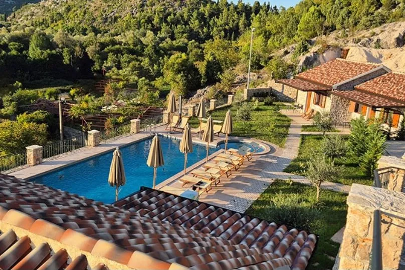 Ruhig gelegenes Steinvillen-Resort mit Pool mitten im Grünen.