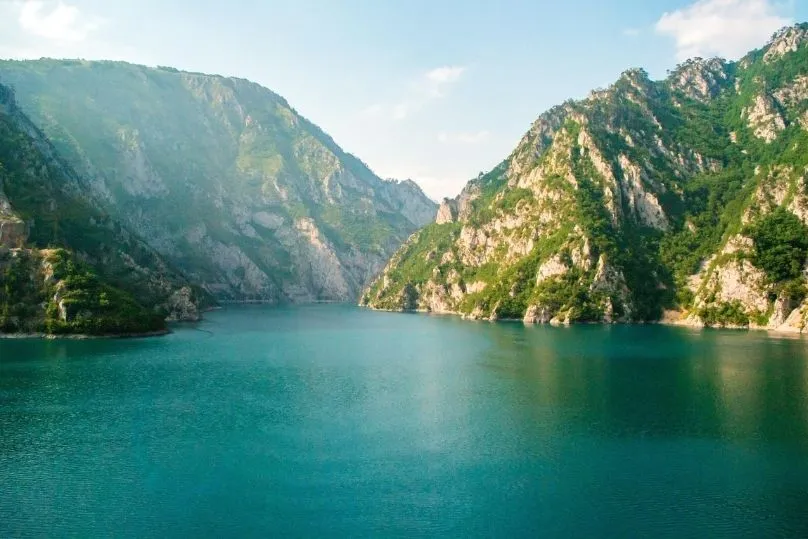 Der Piva-See und das Gebirge in Montenegro.