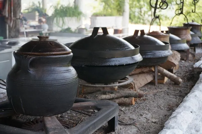 Traditionelle Tontöpfe auf offenem Feuer – typisch für die montenegrinische Landküche.