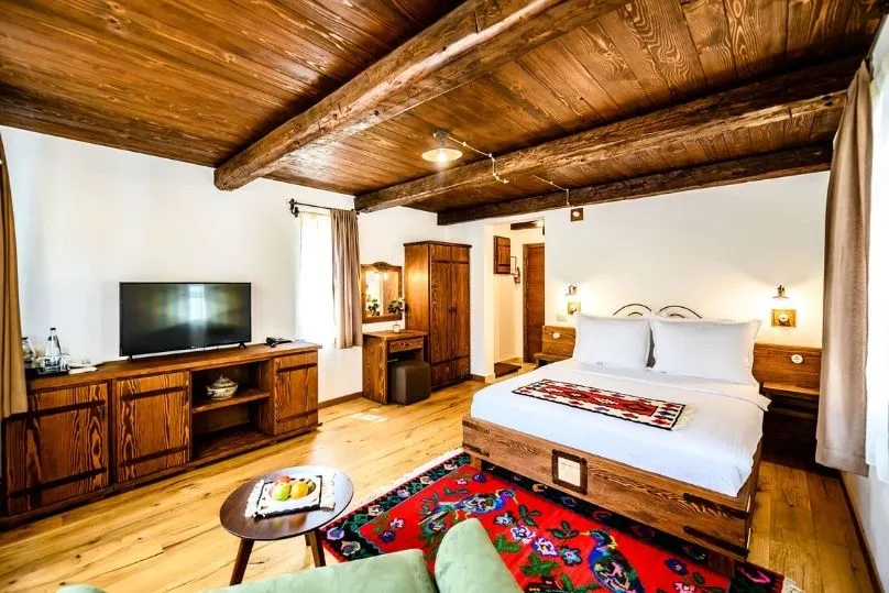 Stilvolles Zimmer mit Holzakzenten und traditionellem Teppich.