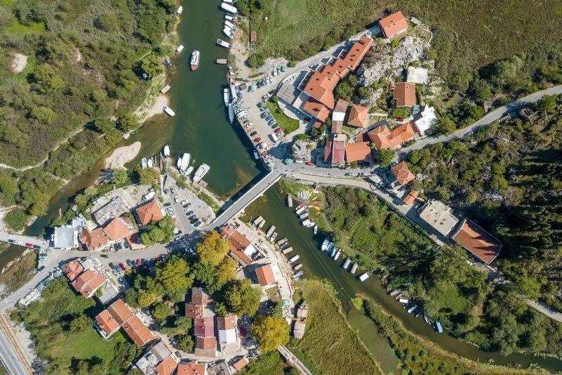 Blick von oben auf die Stadt Virpazar in Montenegro.