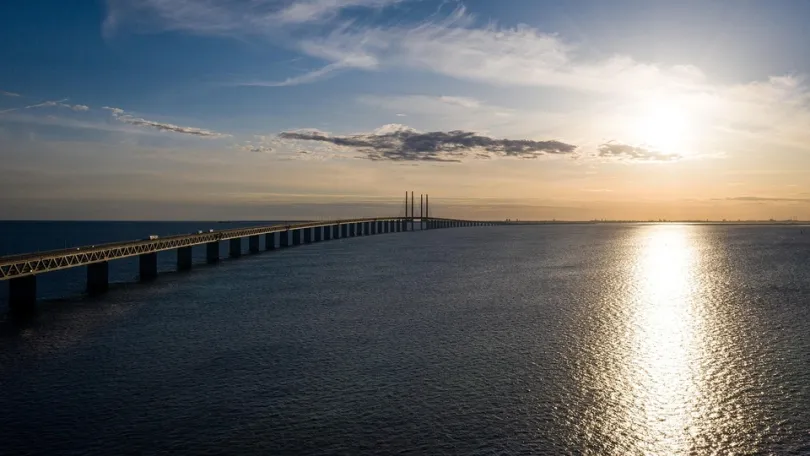 Drohnenaufnahme der Øresundbrücke Brücke die Schweden und Dänemark verbindet.