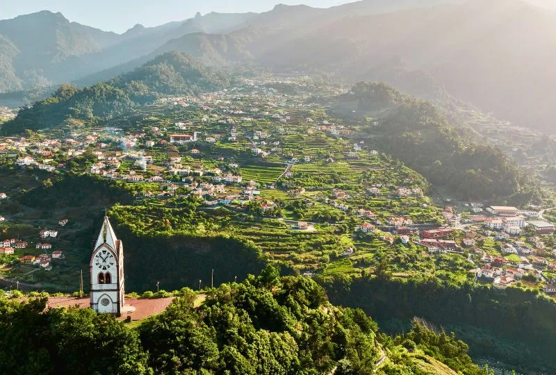 Kirche auf grünen Bergen in Madeira