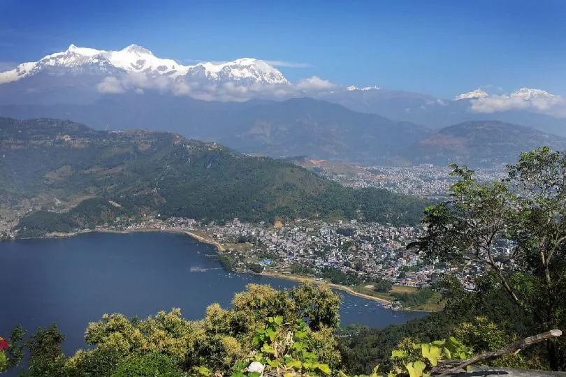 Blick auf die Stadt Pokhara von den umliegenden Bergen.