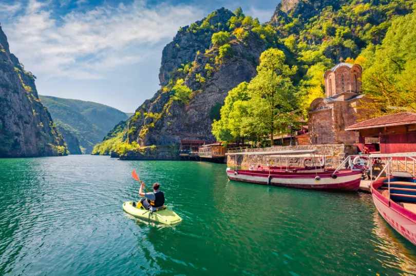 Ein Tourist fährt mit einem Kayak durch den Matka Canyon in Nordmazedonien.
