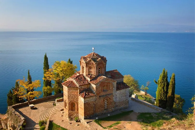 Drohnenaufnahme der Kirche Saint John am Ohrid See.