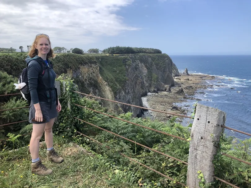 Unsere Nordwest Spaninen Reiseexpertin Debora and der Küste Asturiens. 