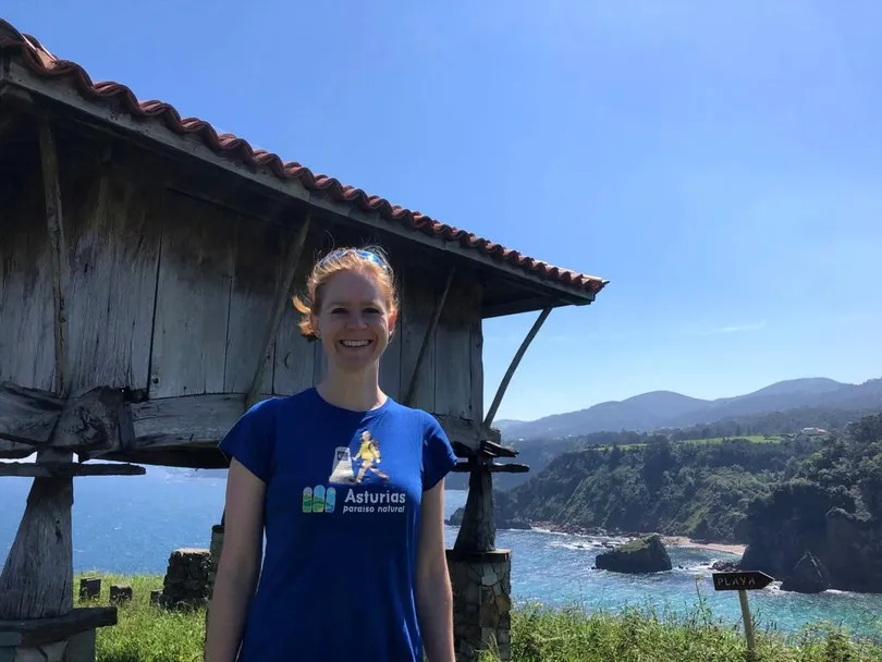 Unsere  Reiseexpertin Debora an der Küste Asturien an einem Aussichtspunkt.