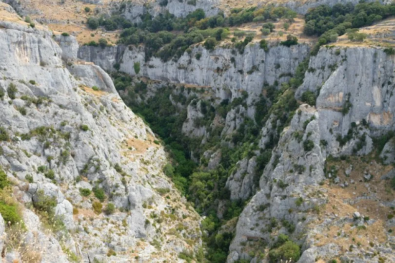 Tiefe Schlucht mit den Ruinen eines alten Klosters in der Gargano Region, Italien.