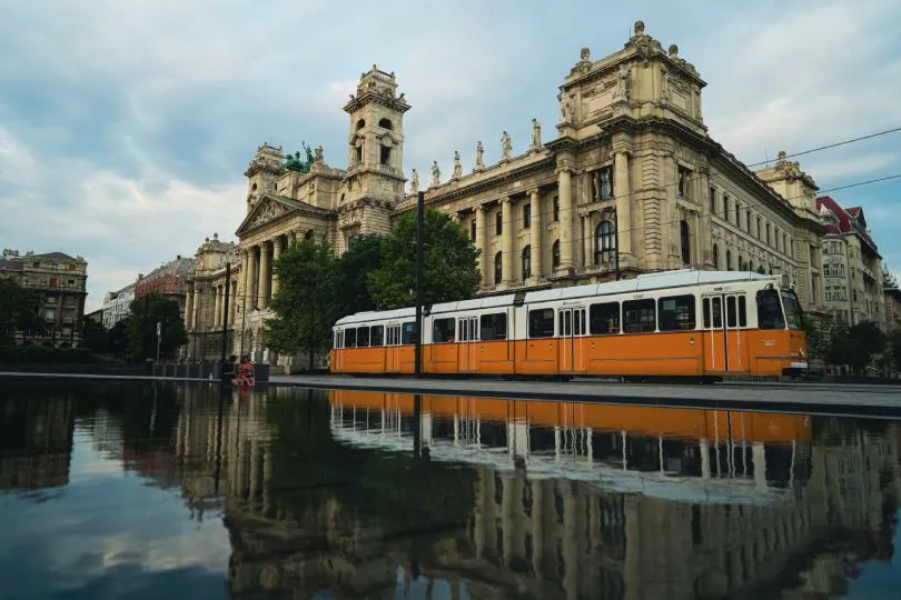 Straßenbahn vor der Ungarischen Staatsoper in Budapest.