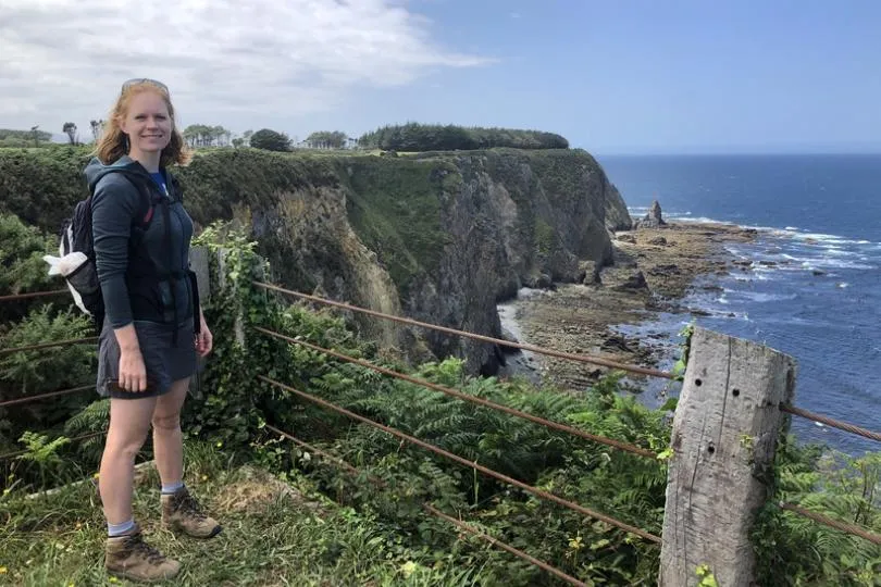 Unsere Nordwest Spaninen Reiseexpertin Debora and der Küste Asturiens. 