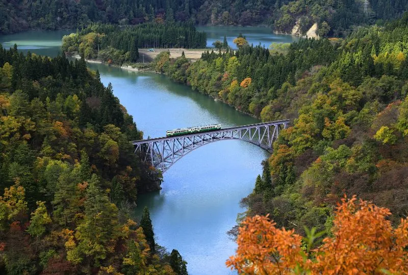 Zug überfährt einen Fluss auf einer Brücke 