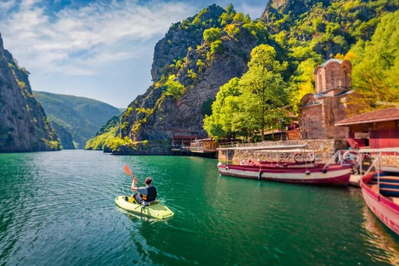 Ein Tourist fährt mit einem Kayak durch den Matka Canyon in Nordmazedonien.