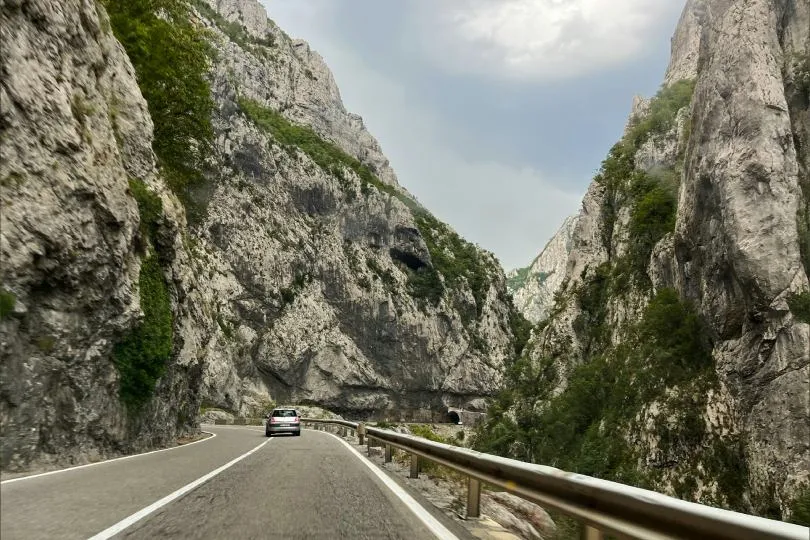 Kurvenreiche Straße verläuft entlang einer steilen Schlucht.