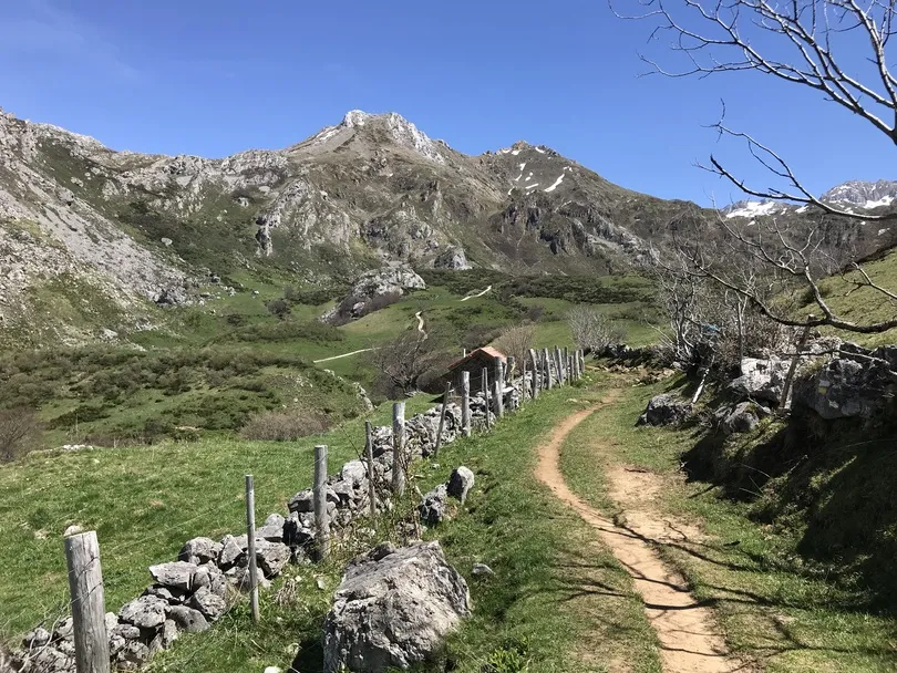 Ein Wanderweg durch die Berge des Naturpark Somiedo in Asturien.