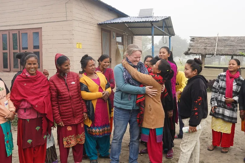 Unsere Nepal Expertin Maaike mit Einheimischen Frauen in traditionellen Kleidern.